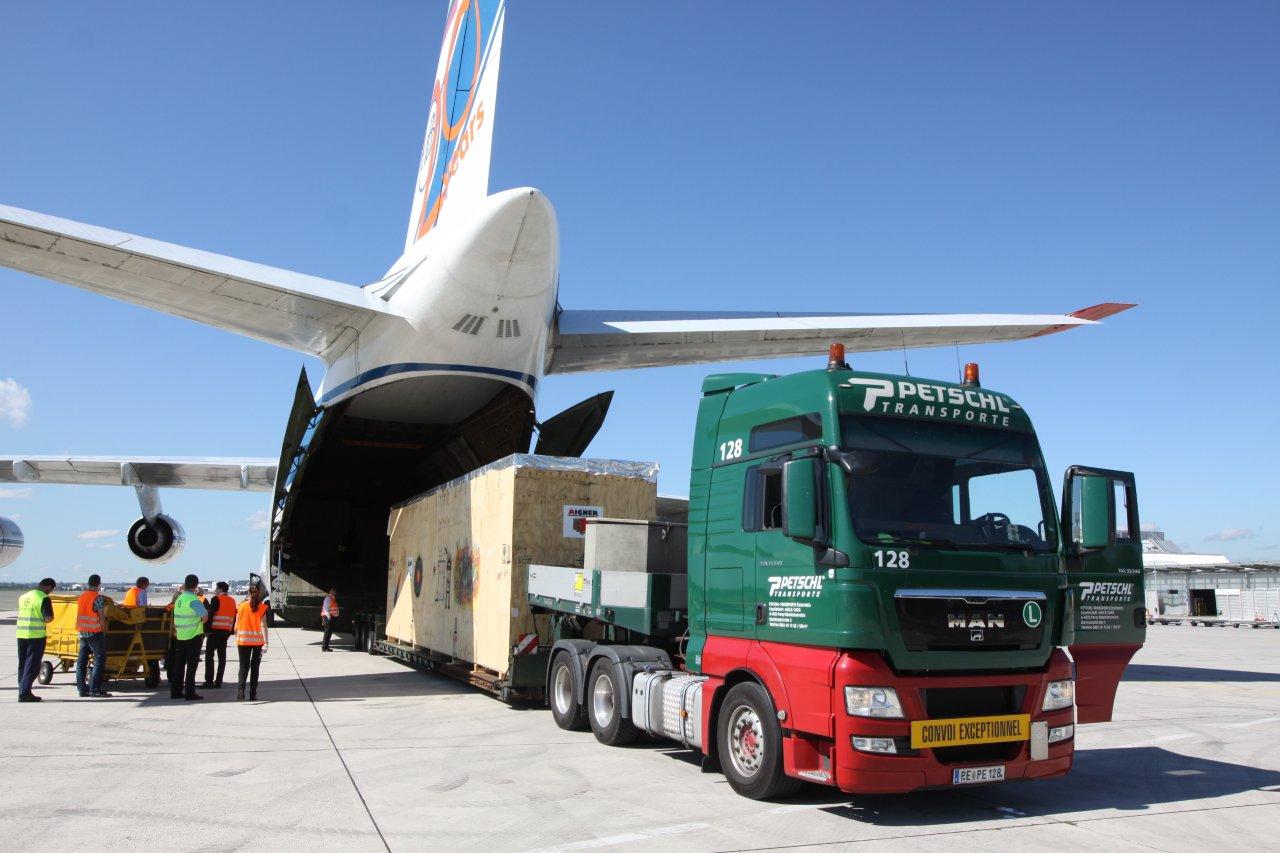 Petschl-LKW beim Laden eines Flugzeuges