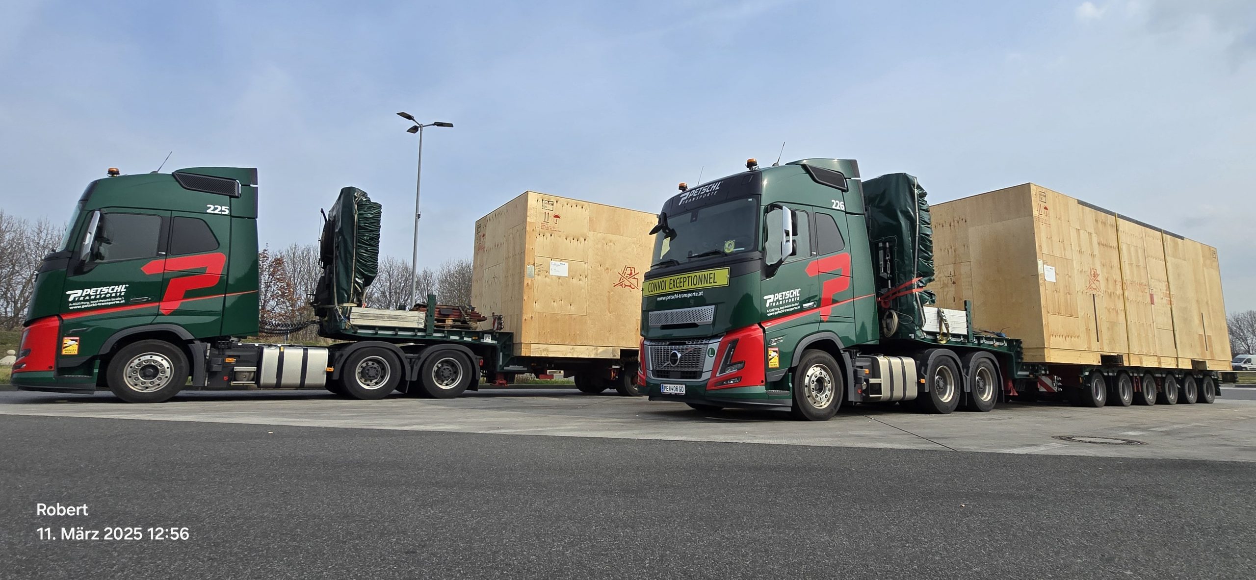 2 LPetschl-KWs mit großen Holzkisten