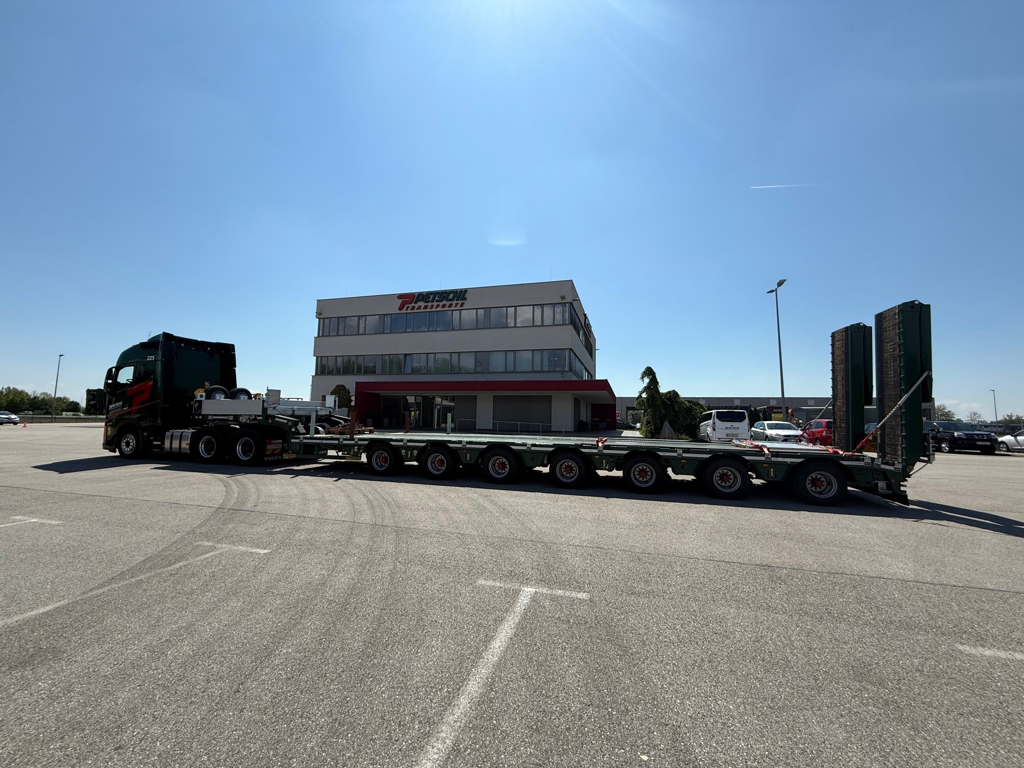 Petschl-Sondertransport vor Firmengebäude